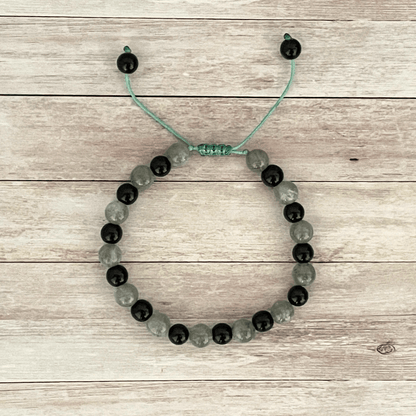 Vue de dessus du bracelet labradorite et onyx, perles en pierres naturelles alignées sur cordon