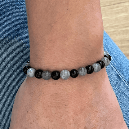 Bracelet labradorite et onyx porté au poignet, bijou en pierres naturelles sur cordon ajustable