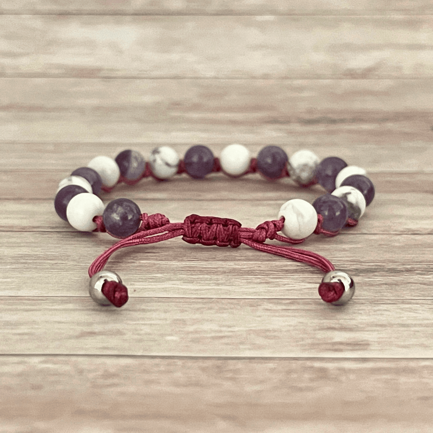 vue arrière du bracelet sur cordon ajustable, nœud de fermeture et cordons visibles