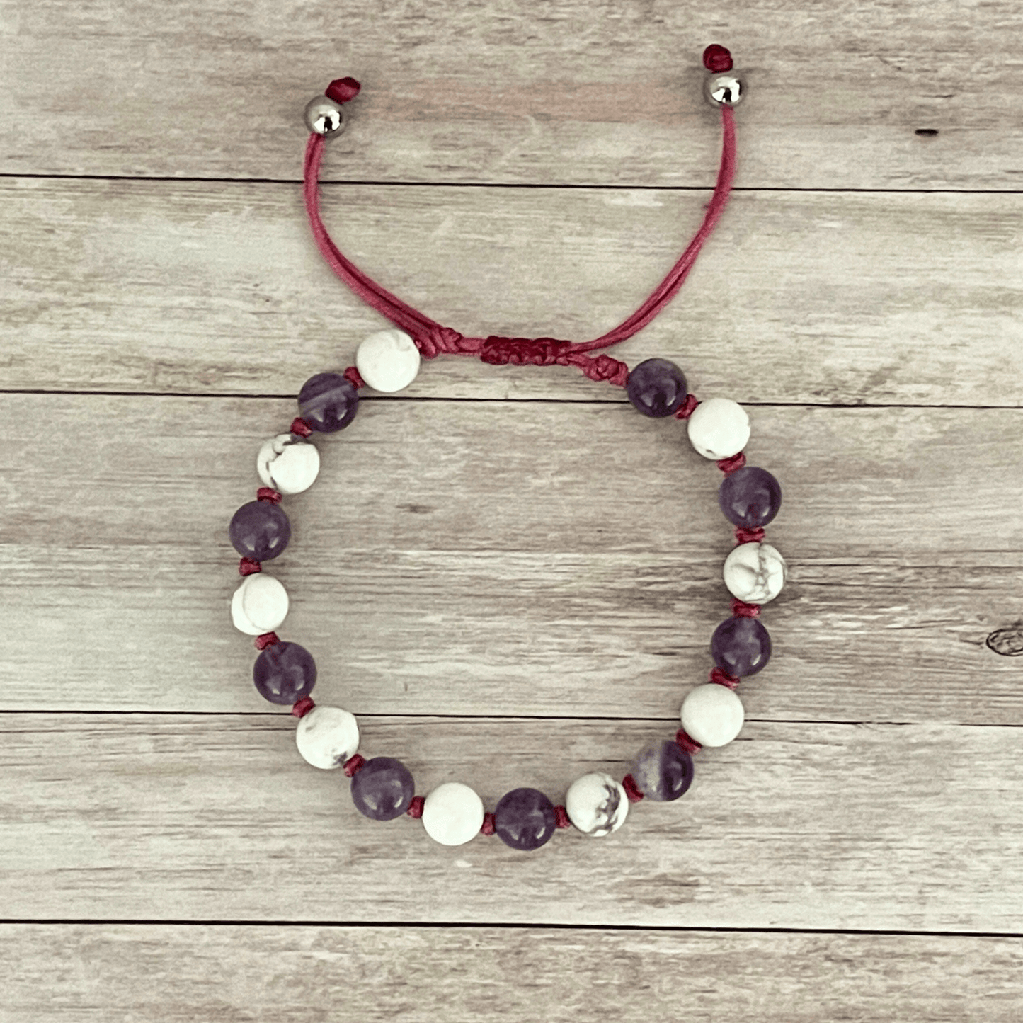 Vue de dessus du bracelet améthyste et howlite, perles en pierres naturelles alignées sur cordon