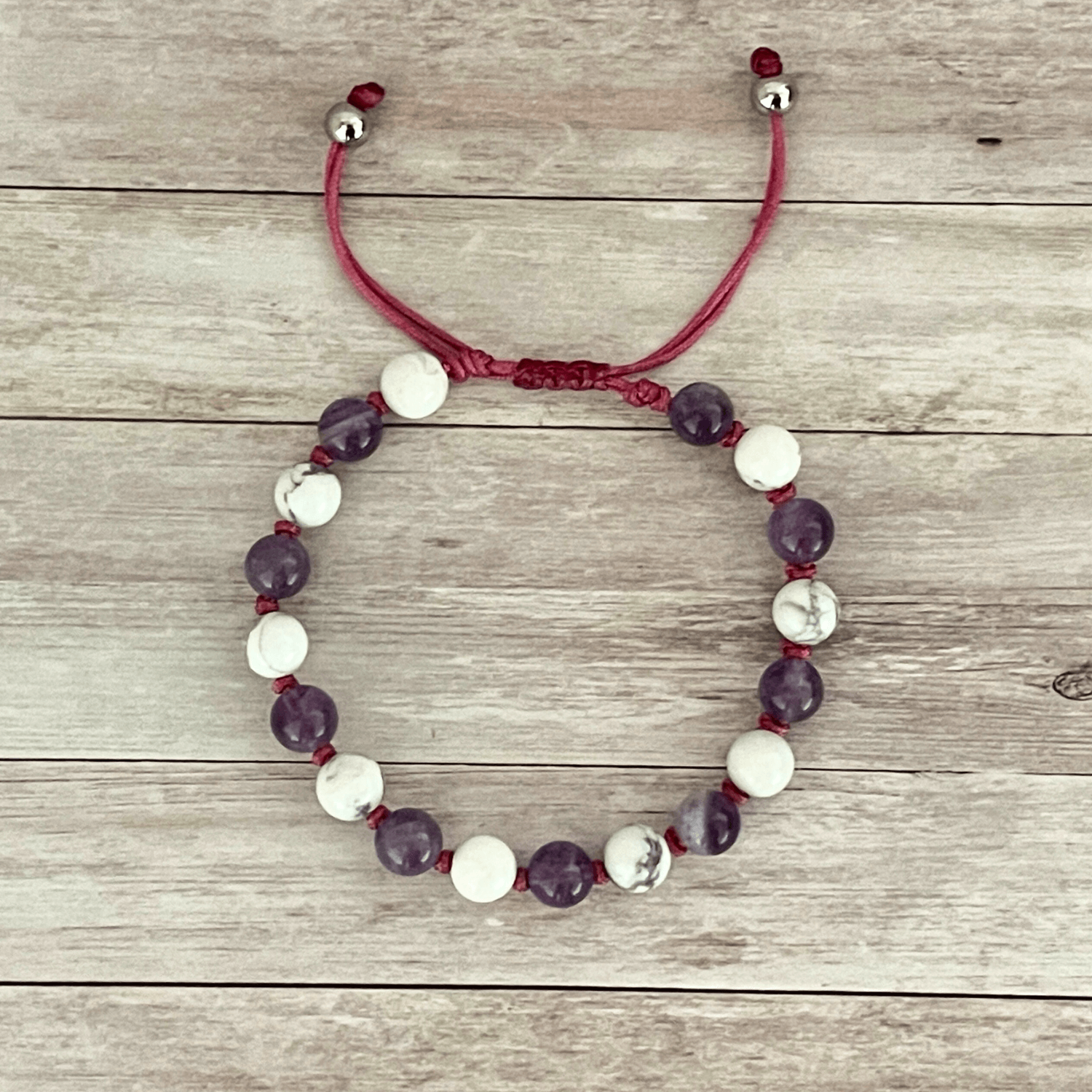 Vue de dessus du bracelet améthyste et howlite, perles en pierres naturelles alignées sur cordon