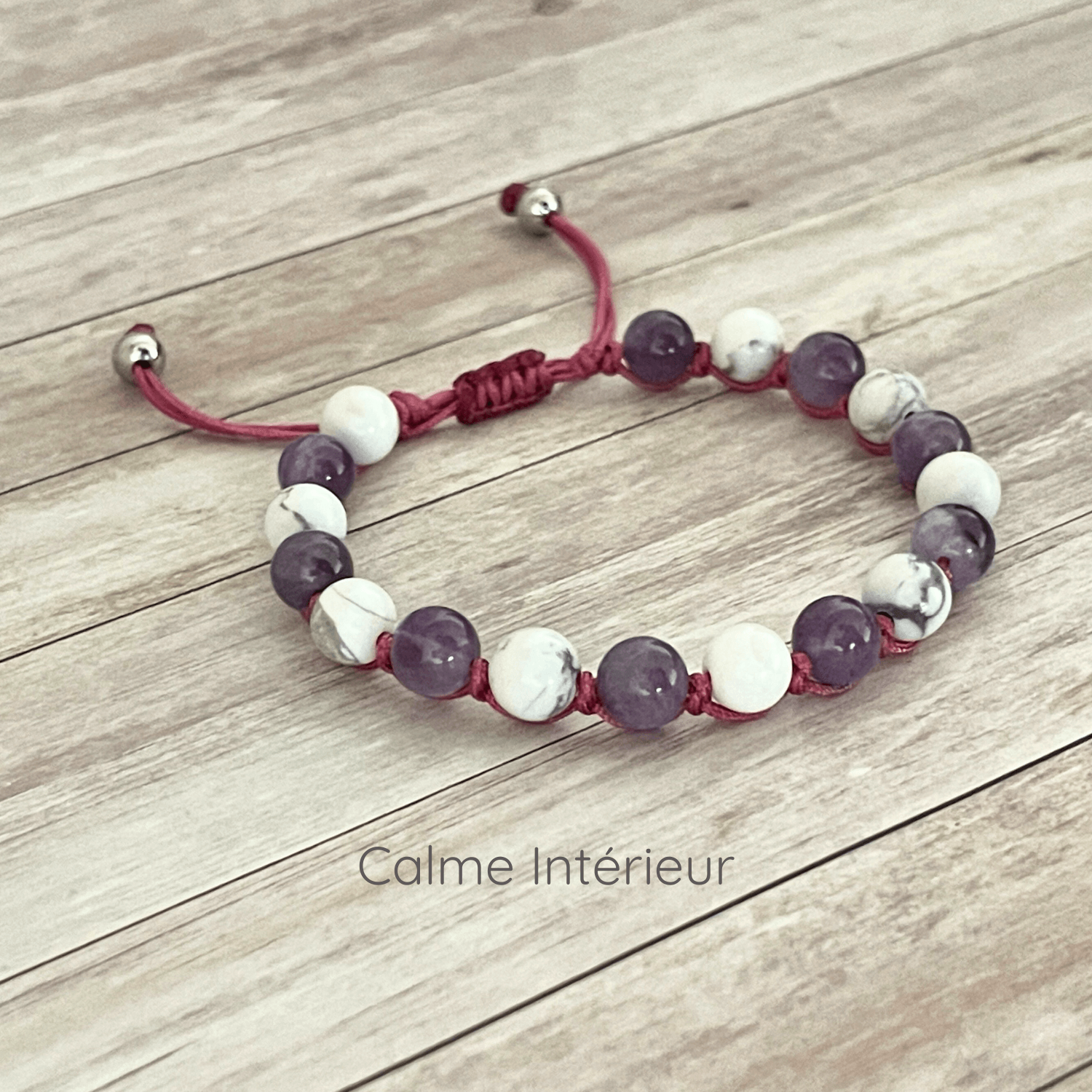 Bracelet en pierres naturelles améthyste et howlite sur cordon ajustable, vue de présentation