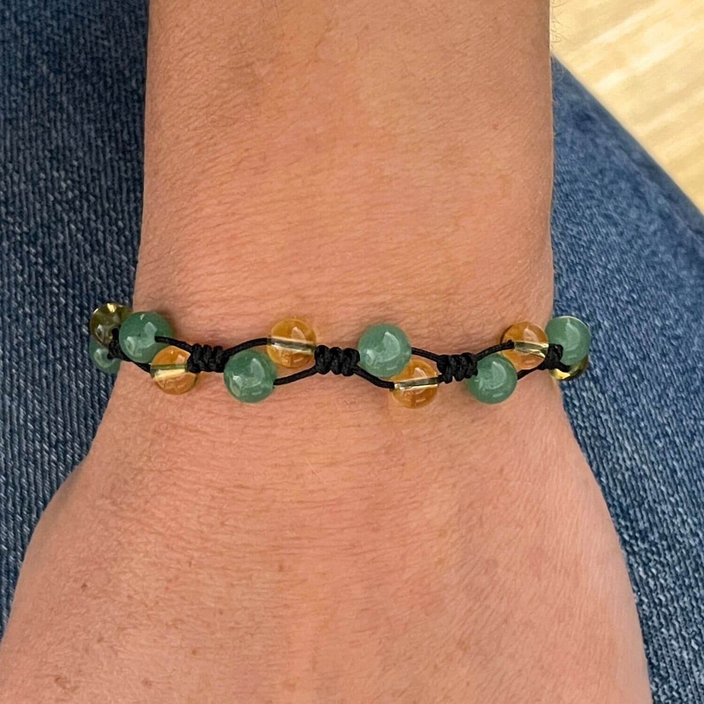 Bracelet Citrine et Aventurine porté au poignet, bijou chance en pierres naturelles sur cordon ajustable