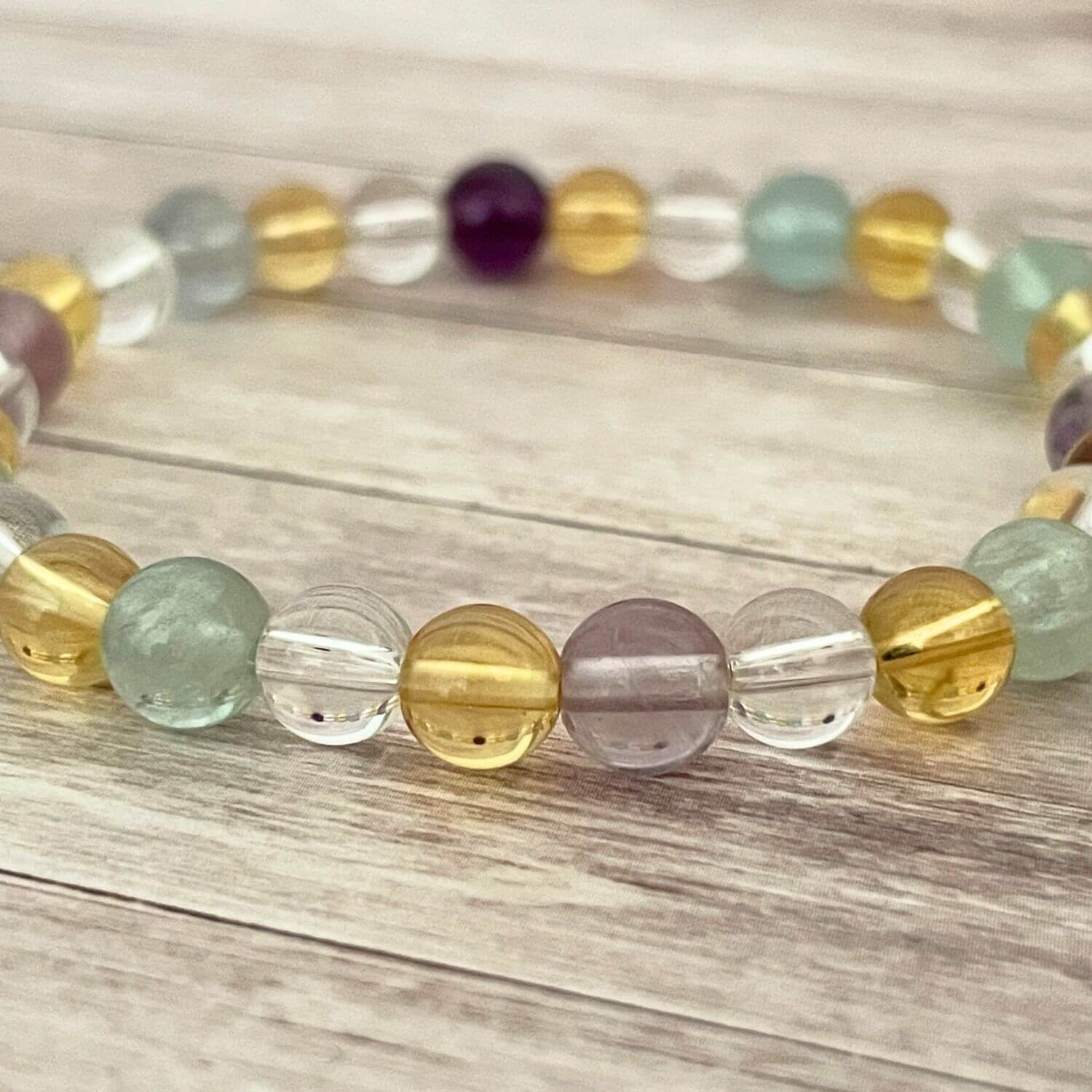 Détail des perles 6 mm Fluorite, Citrine et Cristal de Roche sur bracelet enfant “Petit Génie” (gros plan)
