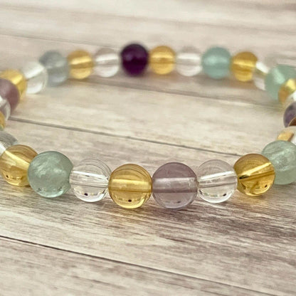 Détail des perles 6 mm Fluorite, Citrine et Cristal de Roche sur bracelet enfant “Petit Génie” (gros plan)