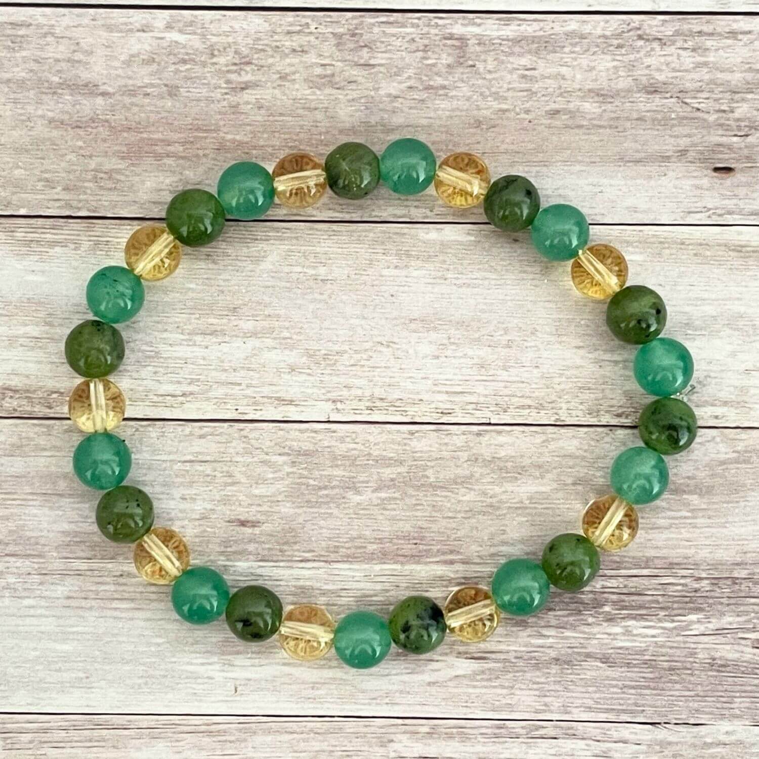 Vue de dessus d’un bracelet en pierres naturelles Jade, Citrine et Aventurine 6 mm sur fil élastique