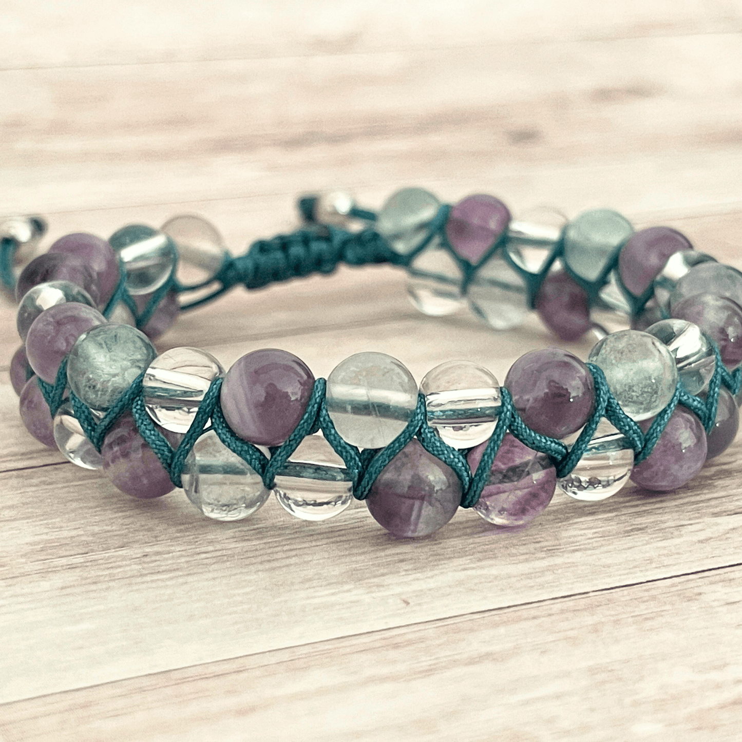Détail des perles du bracelet Clarté Intérieure en pierres naturelles de cristal de roche, amethyste et fluorite.
