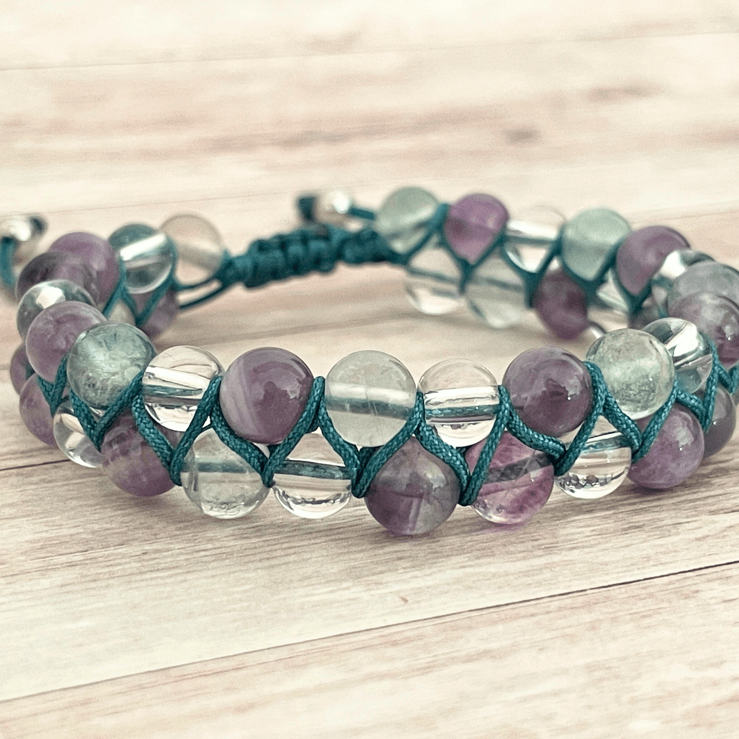 Détail des perles du bracelet Clarté Intérieure en pierres naturelles de cristal de roche, amethyste et fluorite.