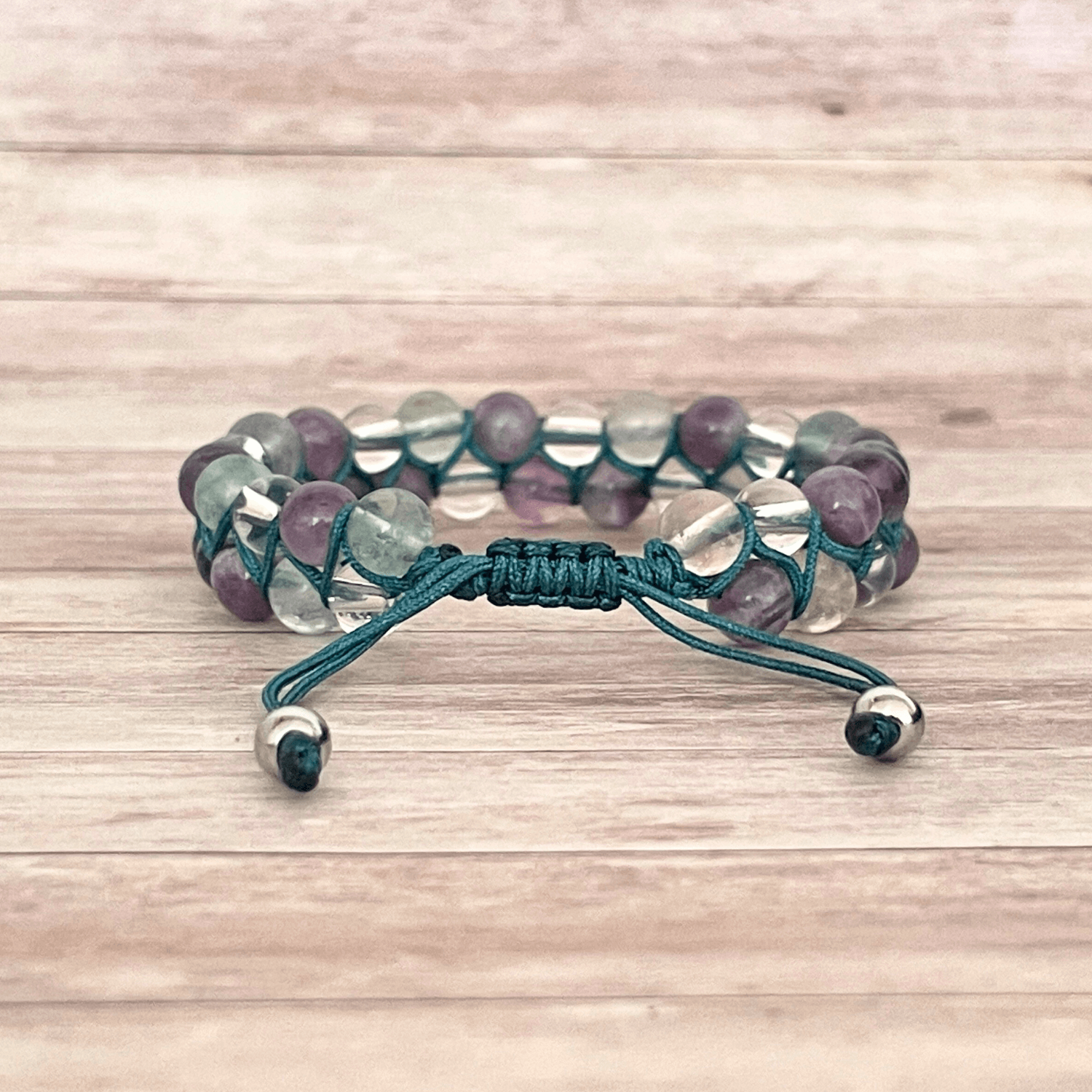 Nœud ajustable du bracelet en fluorite, améthyste et cristal de roche sur cordon