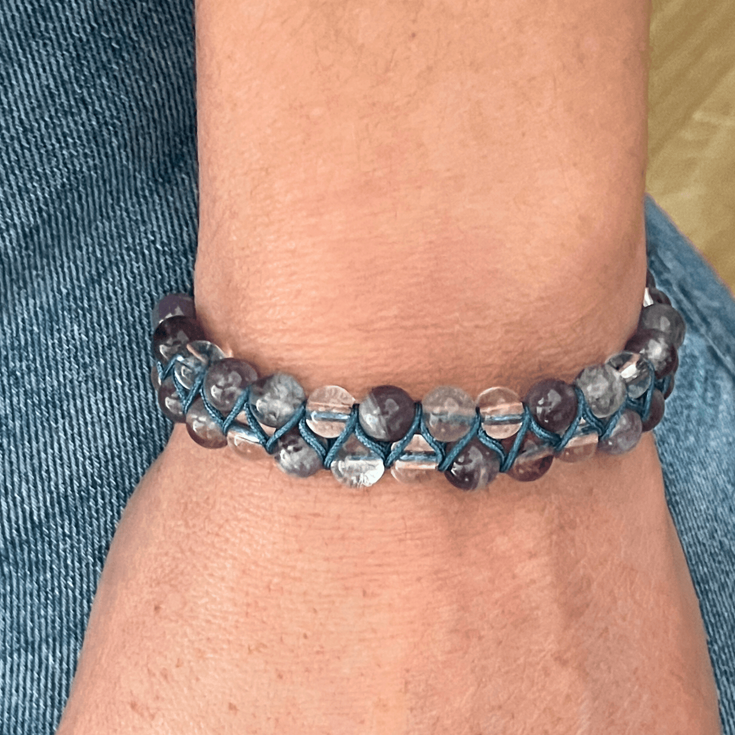 Bracelet Clarté Intérieure porté au poignet, bijou d’intention apaisant