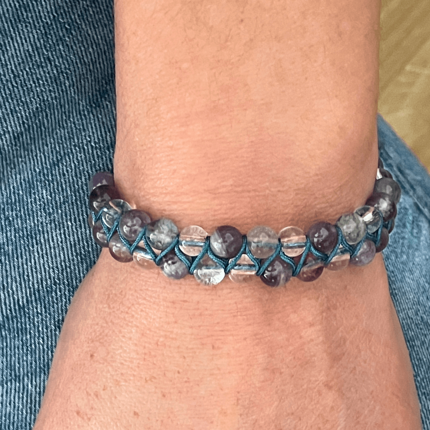 Bracelet Clarté Intérieure porté au poignet, bijou d’intention apaisant