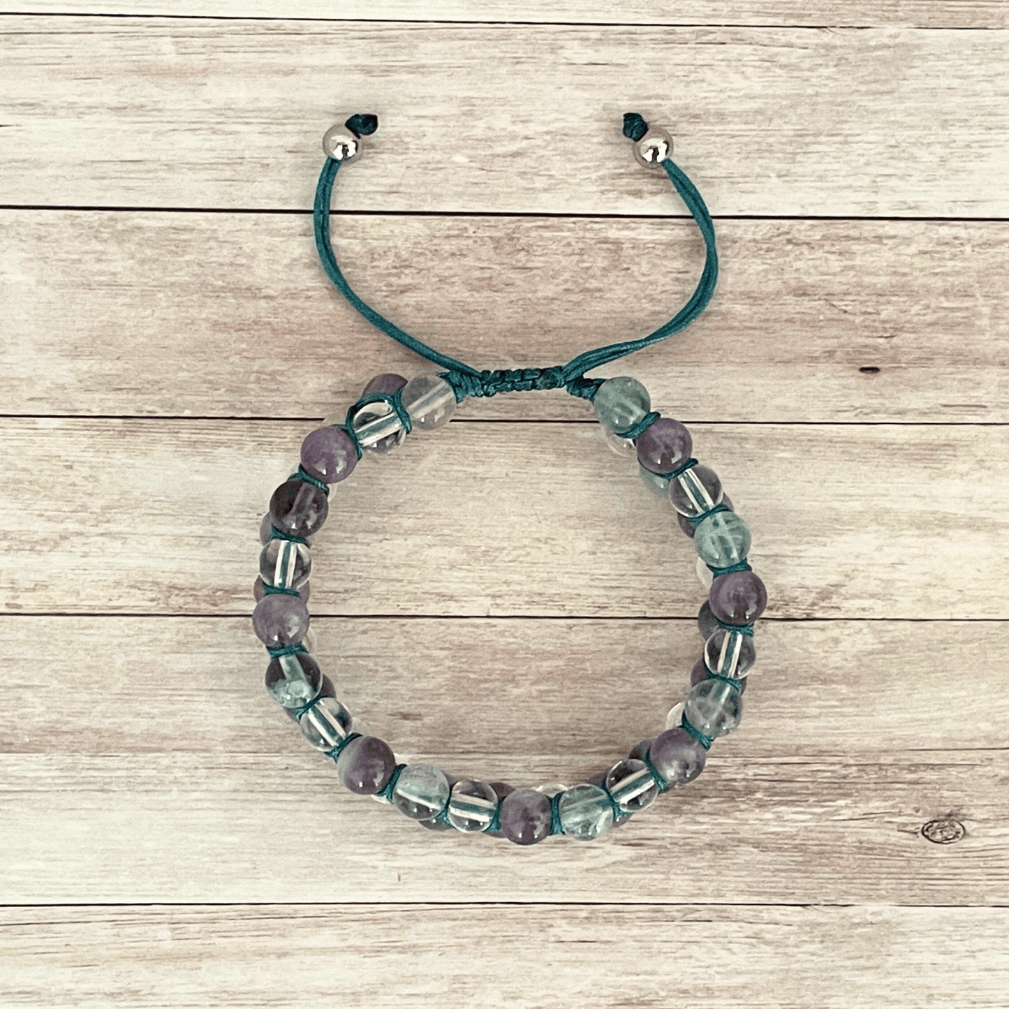 Vue de dessus du bracelet en fluorite, améthyste et cristal de roche sur cordon reglable