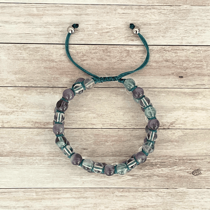 Vue de dessus du bracelet en fluorite, améthyste et cristal de roche sur cordon reglable