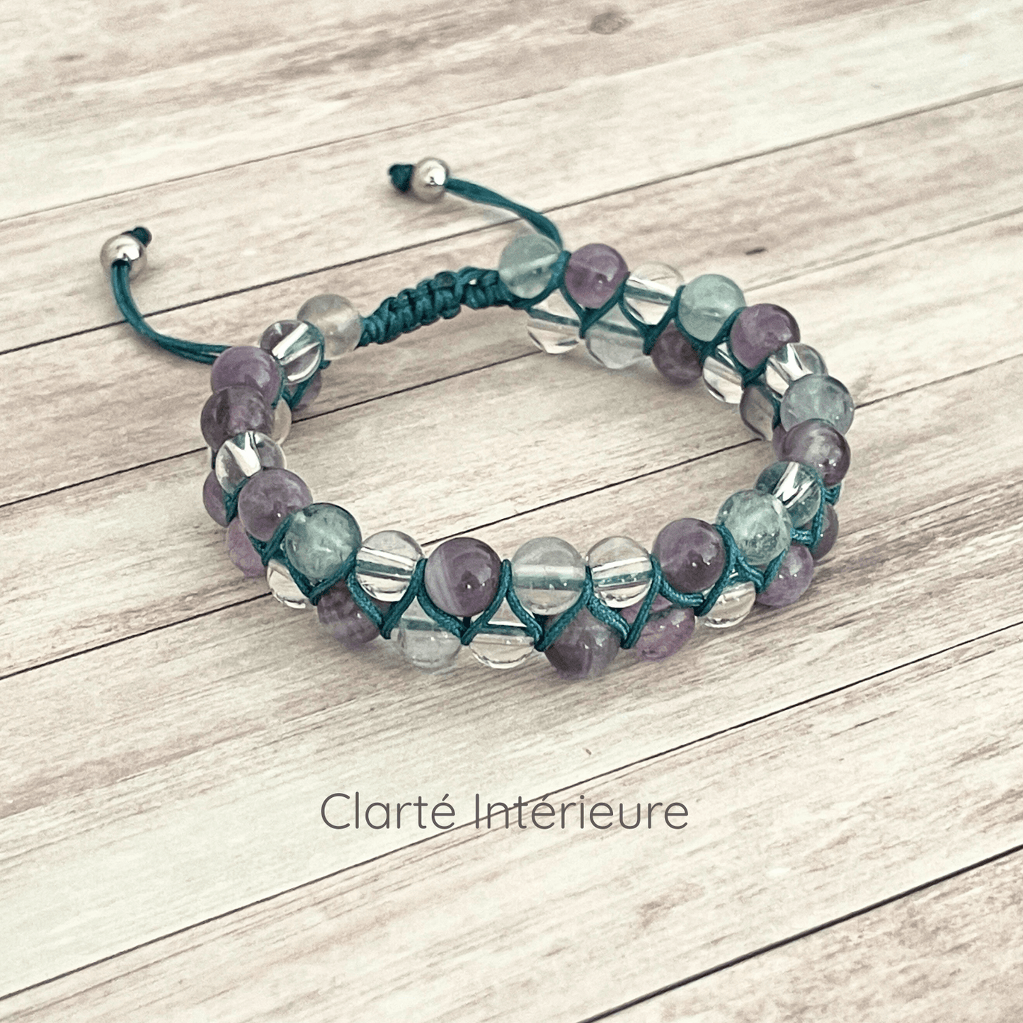 Bracelet Clarté Intérieure en fluorite, améthyste et cristal de roche, sur cordon ajustable et double rangées de pierres.