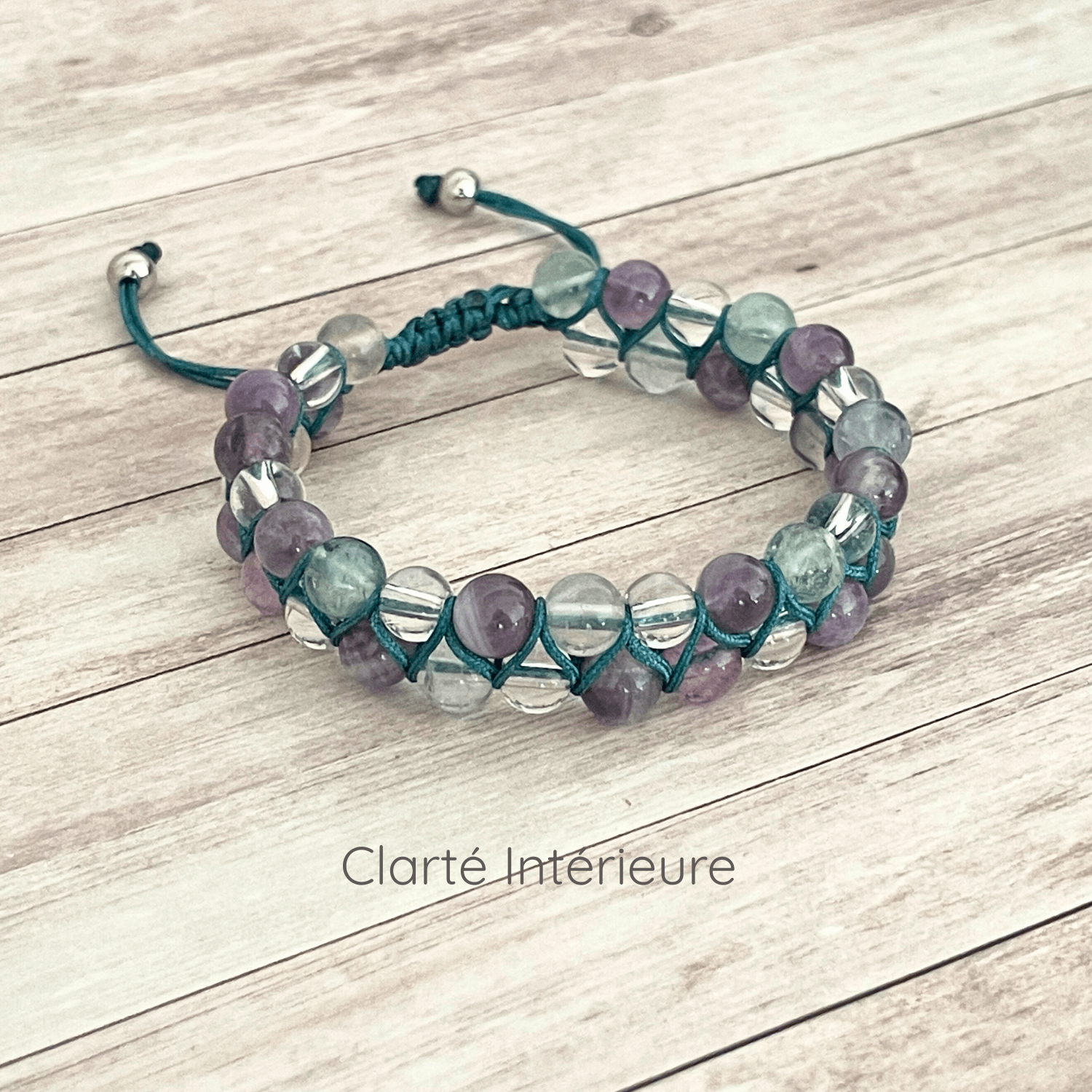 Bracelet Clarté Intérieure en fluorite, améthyste et cristal de roche, sur cordon ajustable et double rangées de pierres.