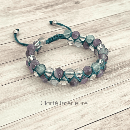 Bracelet Clarté Intérieure en fluorite, améthyste et cristal de roche, sur cordon ajustable et double rangées de pierres.
