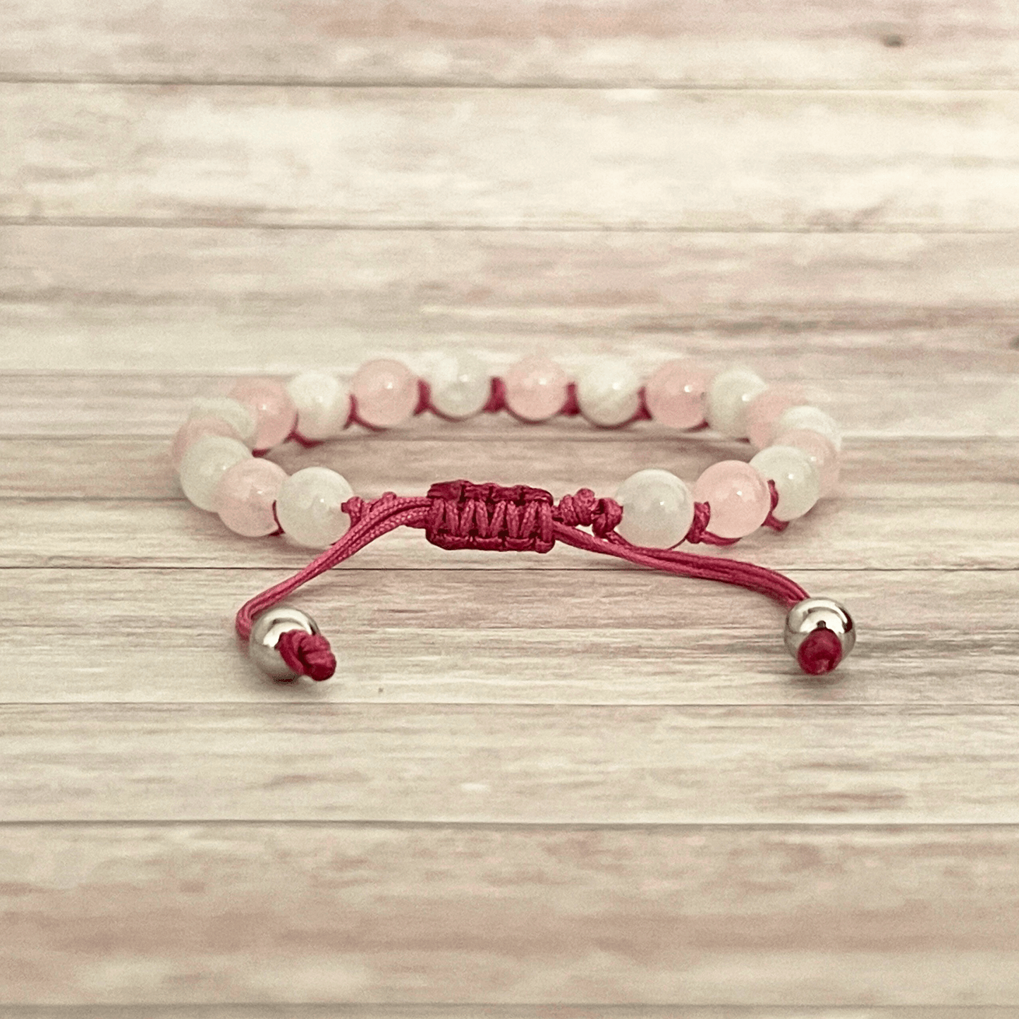 Vue arrière du bracelet sur cordon ajustable, nœud de fermeture et cordons visibles