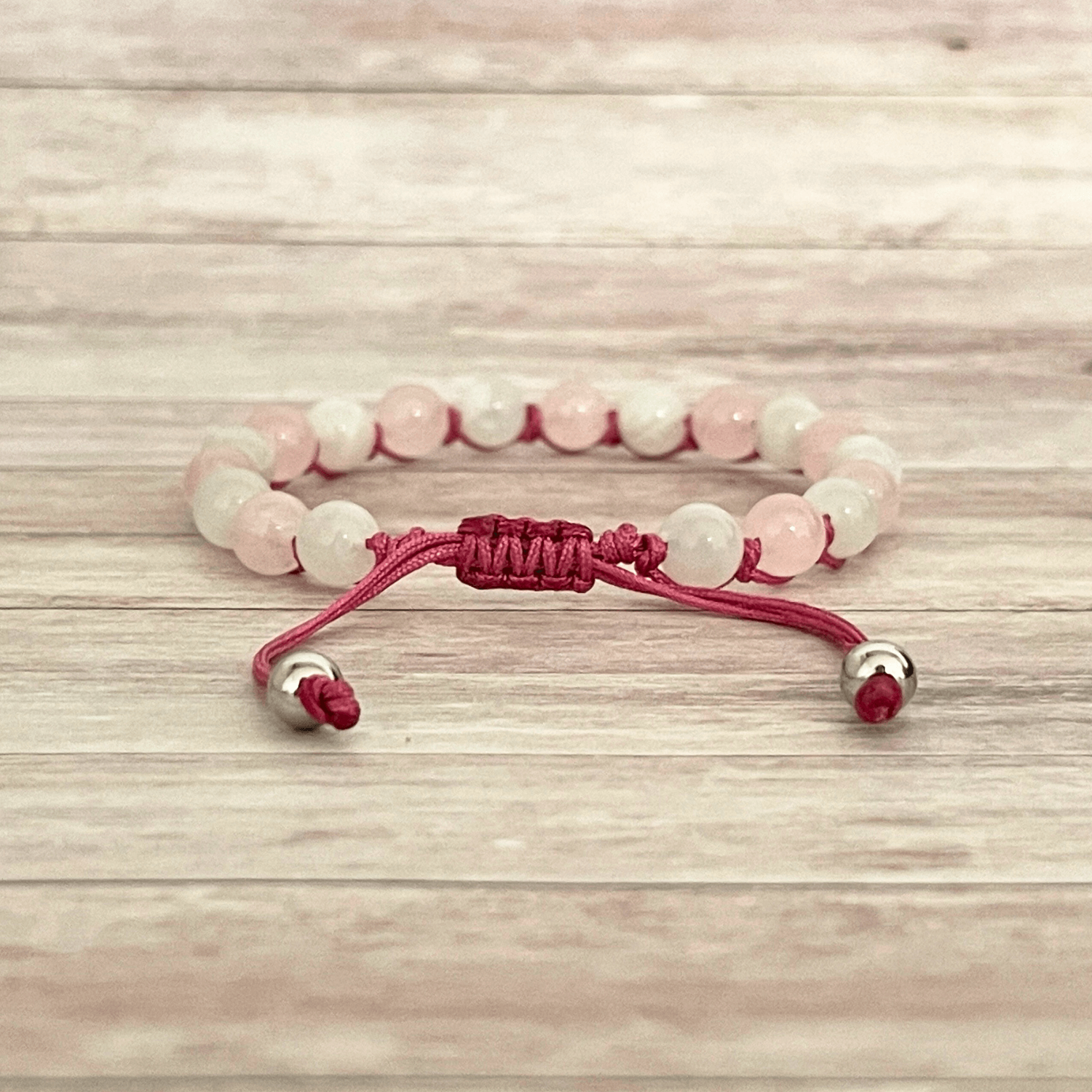 Vue arrière du bracelet sur cordon ajustable, nœud de fermeture et cordons visibles