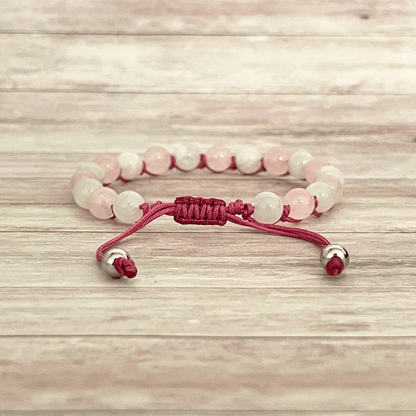 Vue arrière du bracelet sur cordon ajustable, nœud de fermeture et cordons visibles