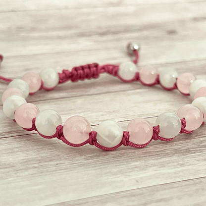 Gros plan sur les perles de quartz rose et de pierre de lune du bracelet en pierres naturelles