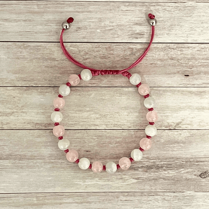 Vue de dessus du bracelet quartz rose et pierre de lune, perles alignées sur cordon
