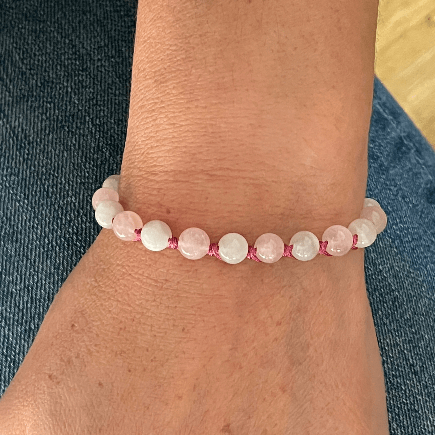 Bracelet quartz rose et pierre de lune porté au poignet, bijou en pierres naturelles