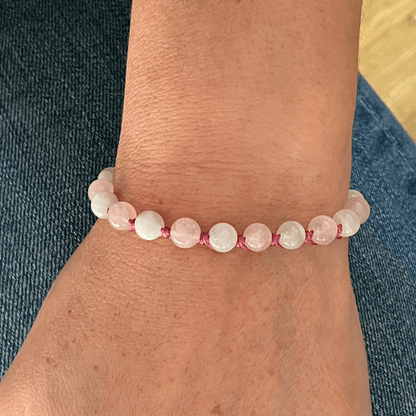 Bracelet quartz rose et pierre de lune porté au poignet, bijou en pierres naturelles