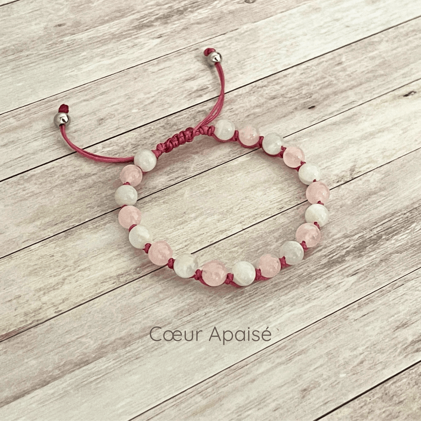 Bracelet en pierres naturelles quartz rose et pierre de lune sur cordon ajustable, vue de présentation