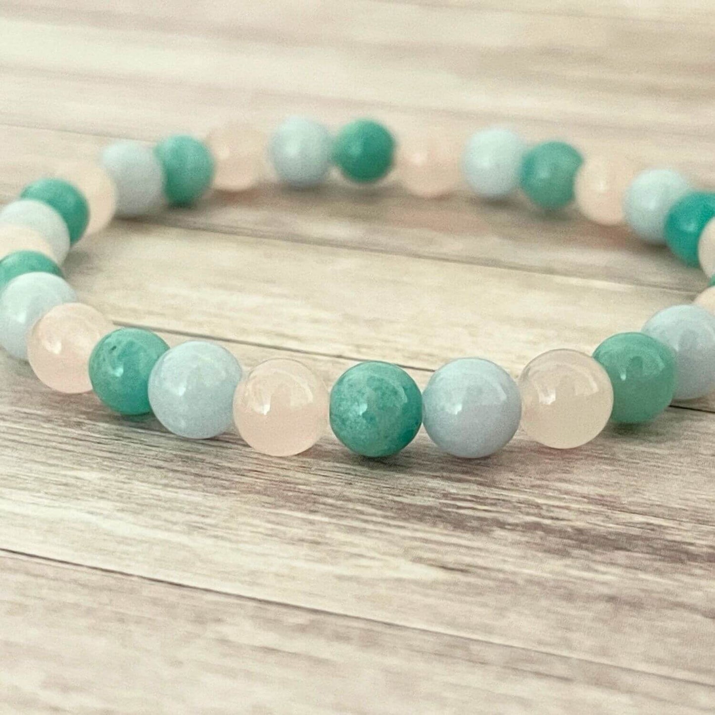 Gros plan sur les perles du bracelet Confiance douce en pierres naturelles