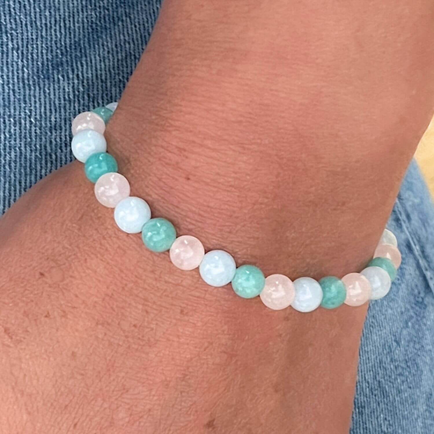 Bracelet Confiance douce porté au poignet en Quartz Rose, Amazonite et Aigue Marine