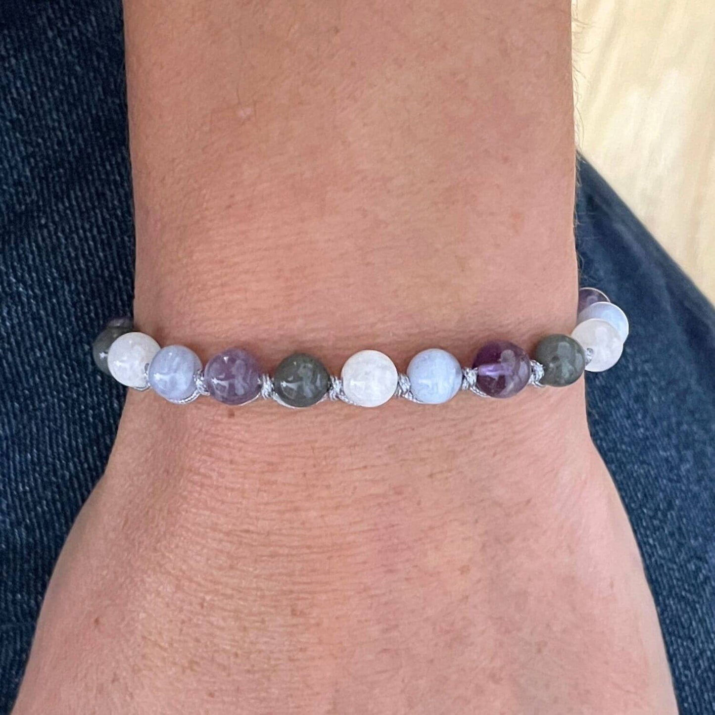 Bracelet en pierres naturelles pour la  transition et bien être féminin porté au poignet, cordon ajustable couleur au choix