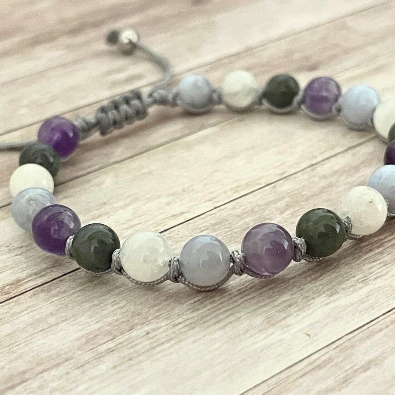 Détail des pierres naturelles 6 mm Pierre de Lune, Améthyste, Labradorite et Calcédoine, bracelet spécial transition et bien être féminin