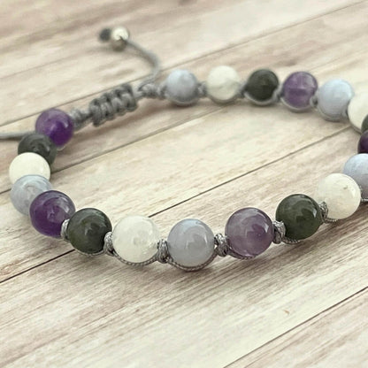 Détail des pierres naturelles 6 mm Pierre de Lune, Améthyste, Labradorite et Calcédoine, bracelet spécial transition et bien être féminin
