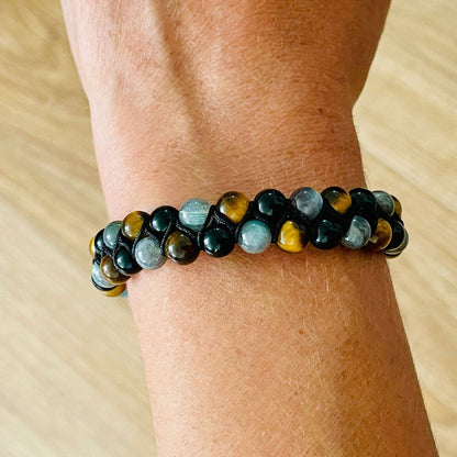 Bracelet Oeil de Tigre Labradorite Onyx à deux rangs porté au poignet, cordon ajustable