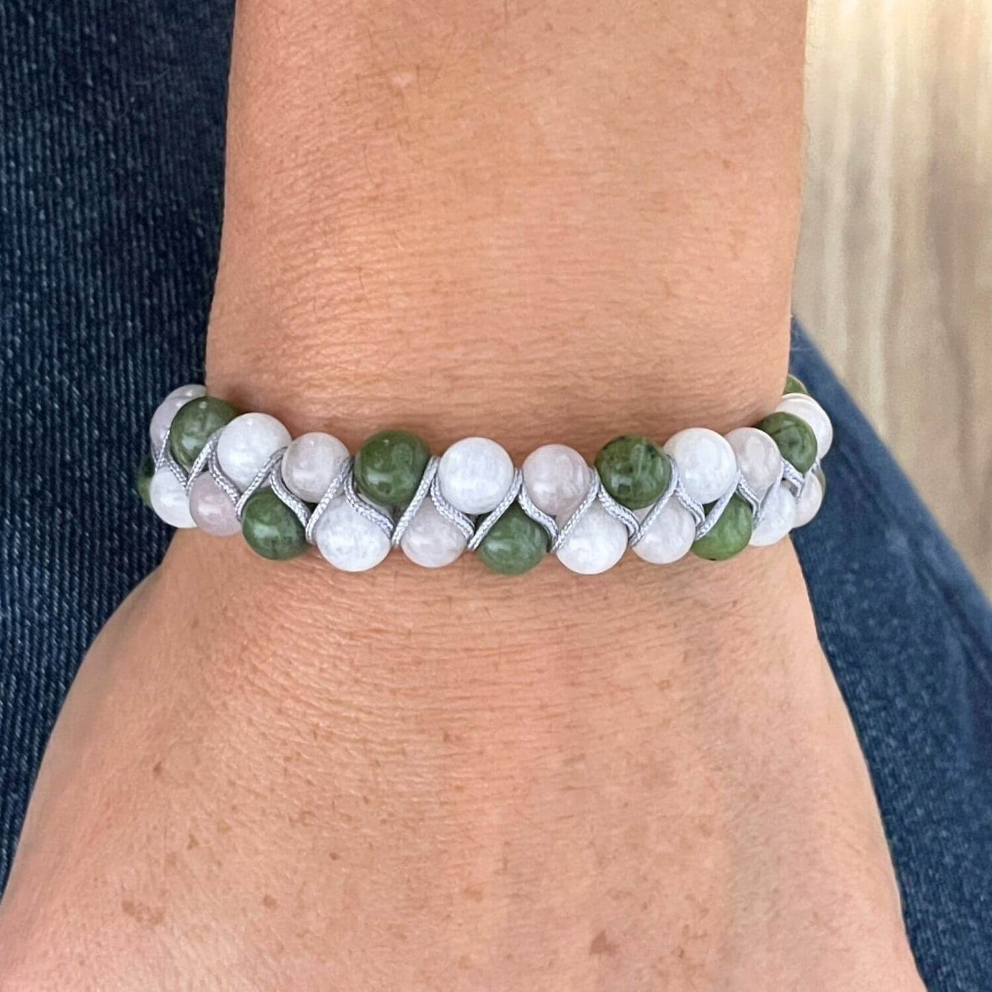 Bracelet Jade Pierre de Lune Quartz Rose porté au poignet, cordon ajustable et pierres naturelles sur deux rangées
