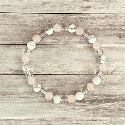 Vue de dessus du bracelet quartz rose, howlite et cristal de roche, perles alignées sur un fil élastique