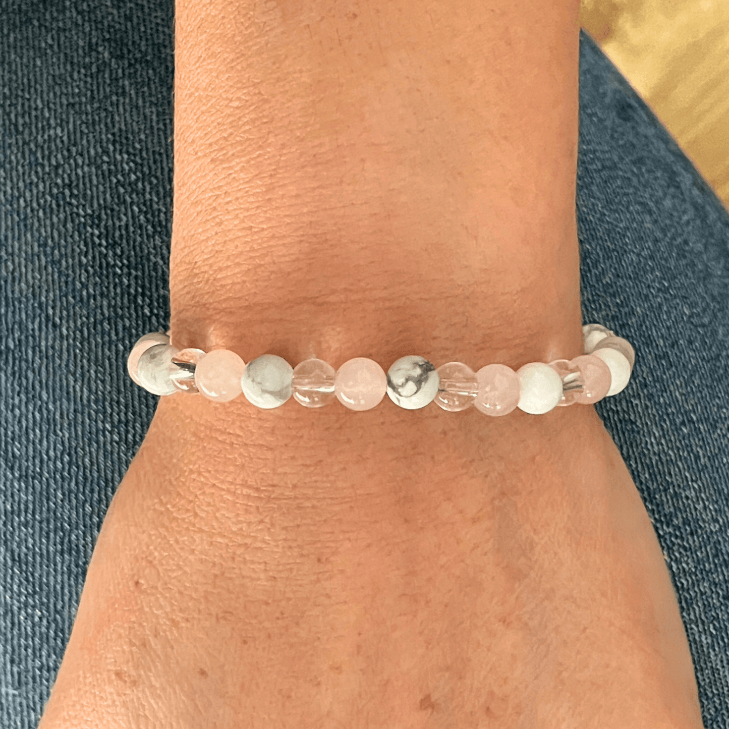 Bracelet quartz rose, howlite et cristal de roche porté au poignet, bijou en pierres naturelles