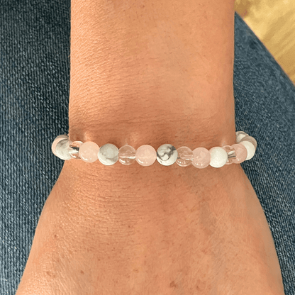 Bracelet quartz rose, howlite et cristal de roche porté au poignet, bijou en pierres naturelles