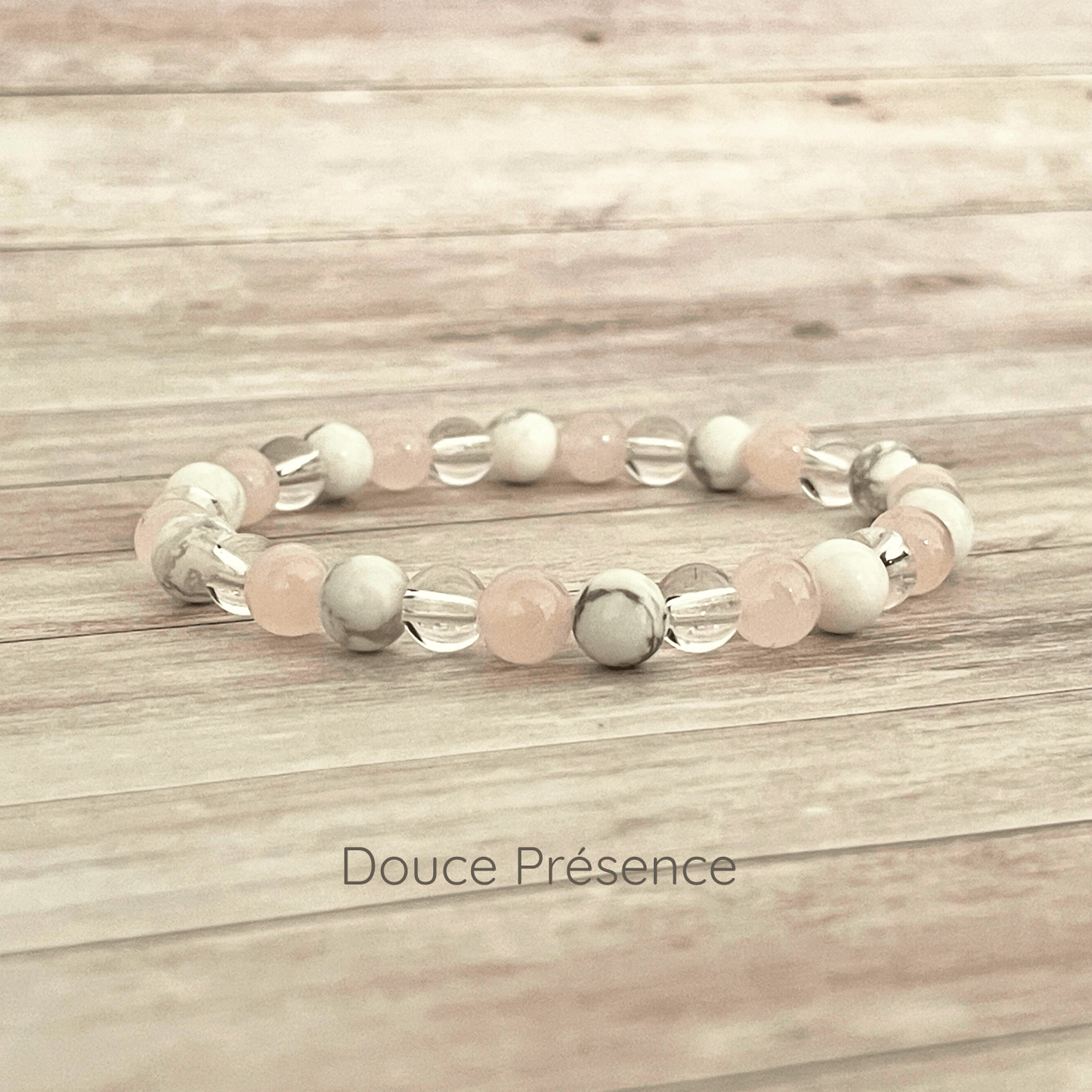 Bracelet en pierres naturelles quartz rose, howlite et cristal de roche sur fil élastique, vue de présentation