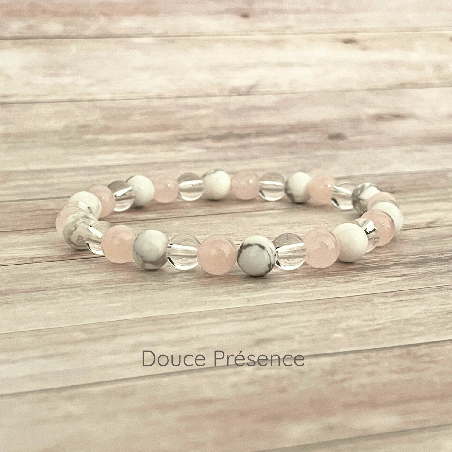 Bracelet en pierres naturelles quartz rose, howlite et cristal de roche sur fil élastique, vue de présentation