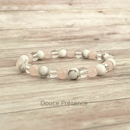 Bracelet en pierres naturelles quartz rose, howlite et cristal de roche sur fil élastique, vue de présentation