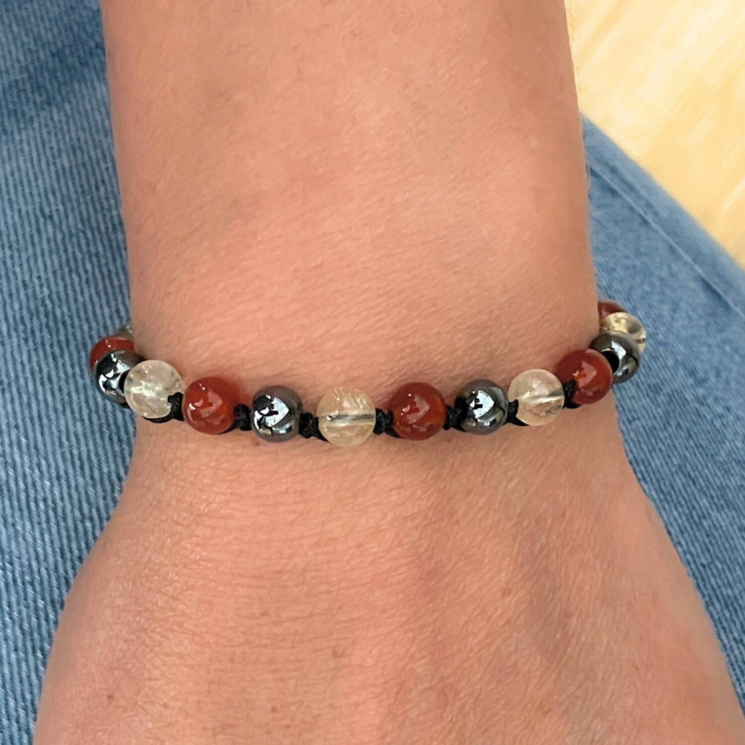 Bracelet Élan nouveau porté au poignet en Cornaline, Citrine et Hématite