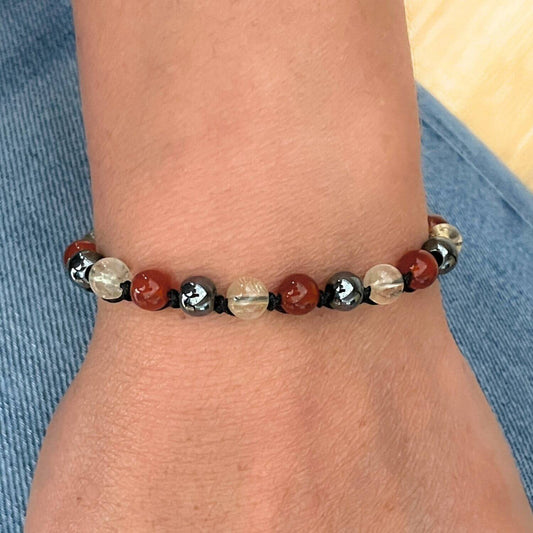 Bracelet Élan nouveau porté au poignet en Cornaline, Citrine et Hématite