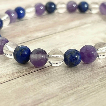 Gros plan sur les perles d’Améthyste, Lapis Lazuli et Cristal de Roche, bracelet utilisé en accompagnement bien être
