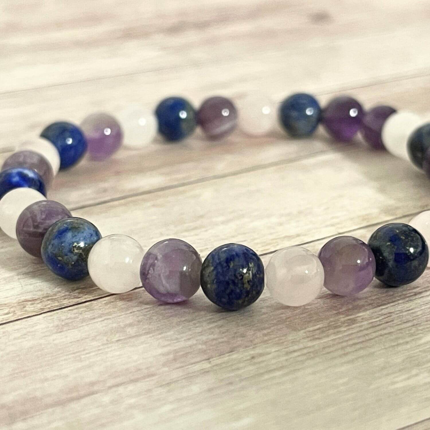 Gros plan sur les perles Lapis Lazuli, Améthyste et Quartz Rose 6 mm, bracelet bien-être pour lacher prise.