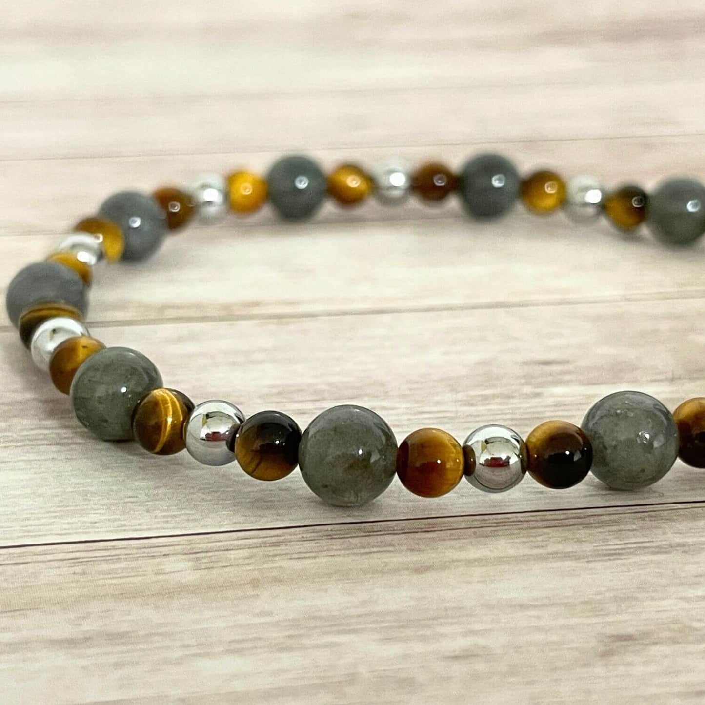 Gros plan sur les perles Labradorite, Oeil de Tigre et Hématite, bracelet d’ancrage et protection énergétique