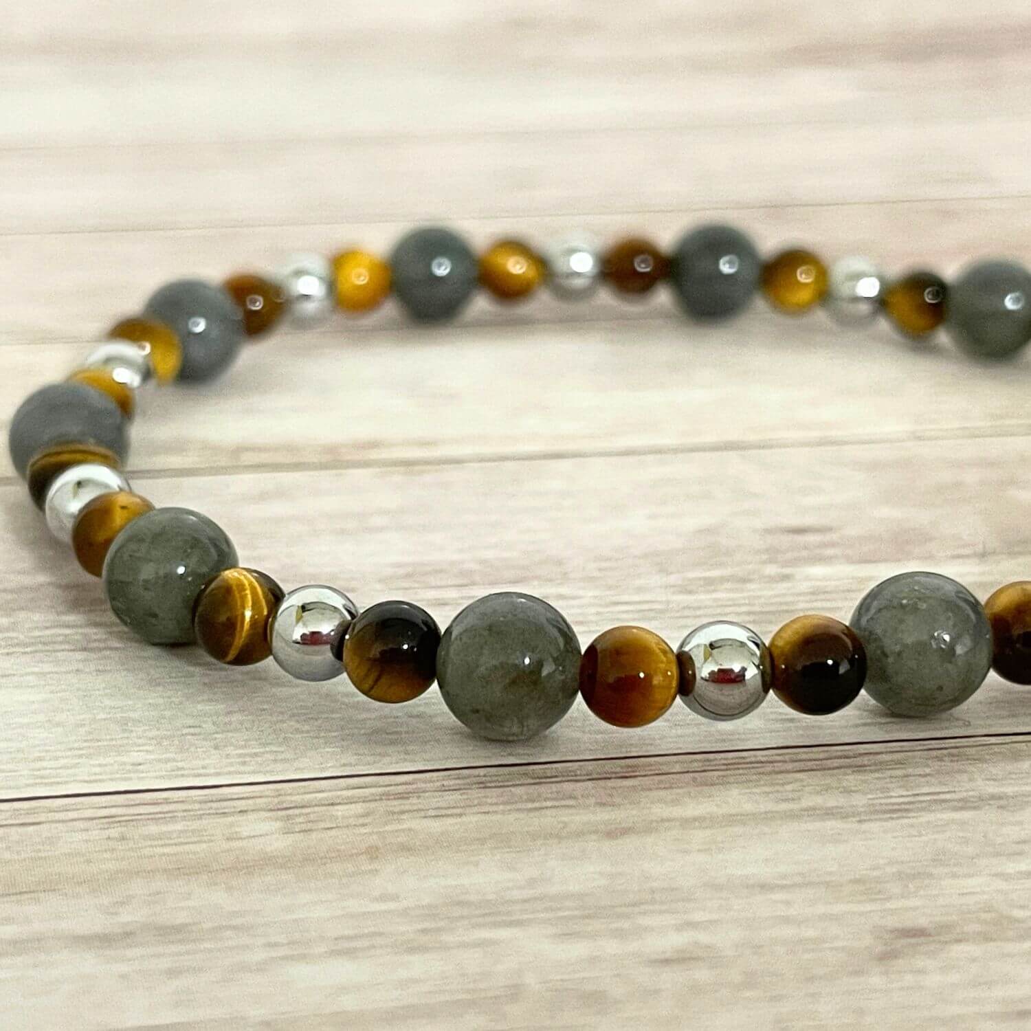 Gros plan sur les perles Labradorite, Oeil de Tigre et Hématite, bracelet d’ancrage et protection énergétique