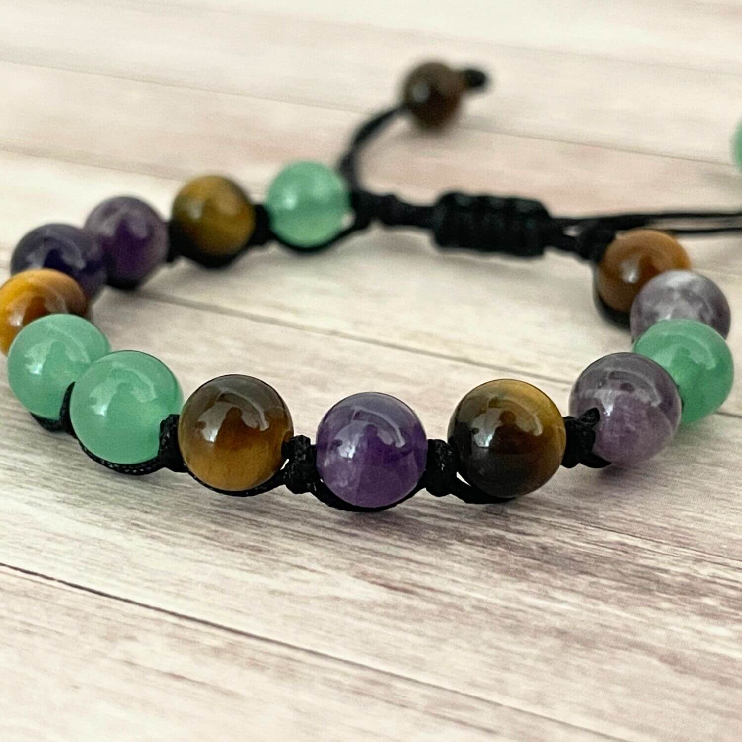 Gros plan des perles 6 mm Oeil de Tigre, Aventurine et Améthyste, bracelet bien-être enfant