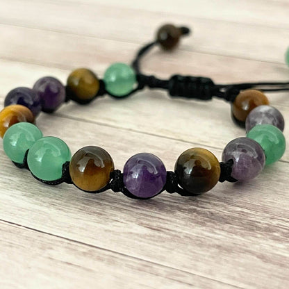 Gros plan des perles 6 mm Oeil de Tigre, Aventurine et Améthyste, bracelet bien-être enfant