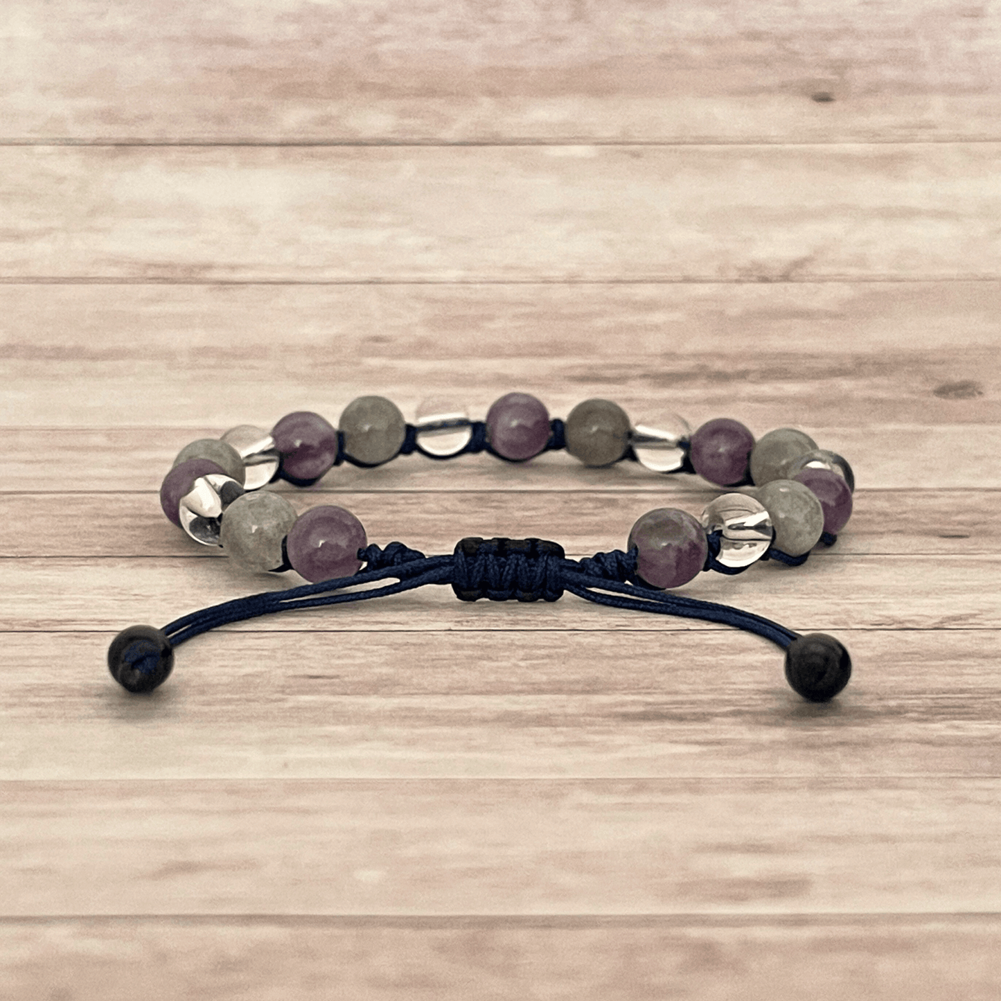Vue arrière du bracelet sur cordon ajustable, nœud de fermeture et cordons visibles